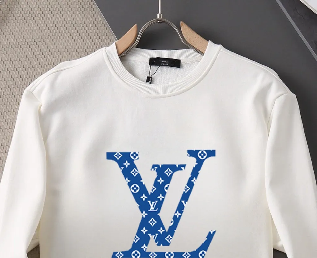 🅿️220 brand [LV Louis Vuitton] (good news for fat people) 2025ss autumn latest long-sleeved round-neck sweatshirt, on sale simultaneously on the official website. Refreshing and breathable. Made of top Tencel Roman. Comfortable and soft. 3D three-dimensional clarity. Super fashion sense. Great for gifting and keeping for yourself. Size: M-5XL (can wear up to 220 pounds)